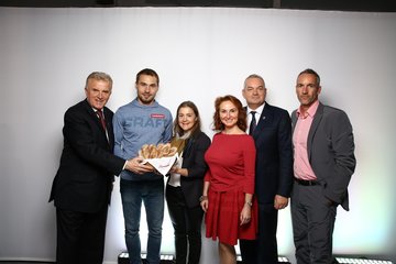 backaldrin Owner Peter Augendopler; biathletes Anton Shipulin and Ekaterina Yurlova, members of the"Kornspitz Sport Team"; Ekaterina Evdokimova, partner of Novoe Stupino industrial park; backaldrin Managing Director Harald Deller and Christoph Sumann Von links: backaldrin-Eigentümer Peter Augendopler, die Biathlon-Stars Anton Shipulin und Ekaterina Yurlova aus dem "Kornspitz Sport Team", Ekaterina Evdokimova, die geschäftsführende Partnerin der Sonderwirtschaftszone Stupino Quadrat, backaldrin-Geschäftsführer Harald Deller und Christoph Sumann, ehemaliger österreichischer Biathlet und Direktor des "Kornspitz Sport Team" freuen sich über die gelunge Eröffnungsfeier.